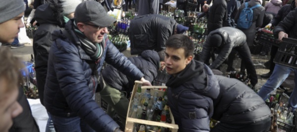 nella-fabbrica-di-molotov-a-cielo-aperto-putin-kaputt