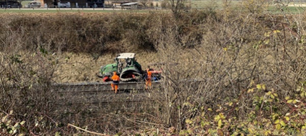 trattore-urta-un-treno-e-si-rovescia-a-niederglatt