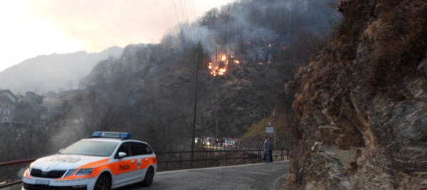fiamme-nelle-centovalli-evacuati-gli-abitanti-di-verdasio