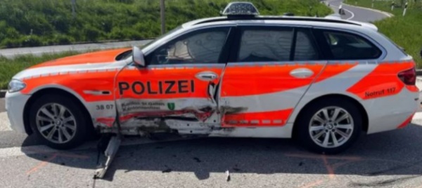 auto-di-pattuglia-della-polizia-investita-sulla-a13-a-sevelen