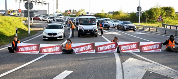 berna-attivisti-per-il-clima-bloccano-un-entrata-autostradale