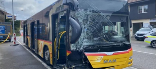 bus-contro-un-muretto-nel-canton-argovia-tre-feriti