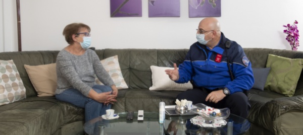 mendrisio-un-caffe-con-l-agente-e-il-comandante-della-polizia