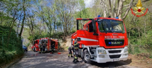 boschi-in-fiamme-sopra-il-lago-di-como-in-50-fuori-casa