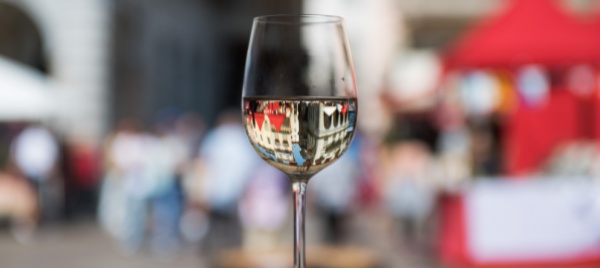 piu-vino-sulle-tavole-svizzere-nel-2021-soprattutto-bianco