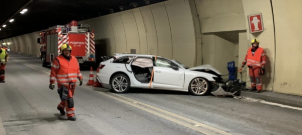auto-contro-una-nicchia-nel-san-bernardino-due-feriti