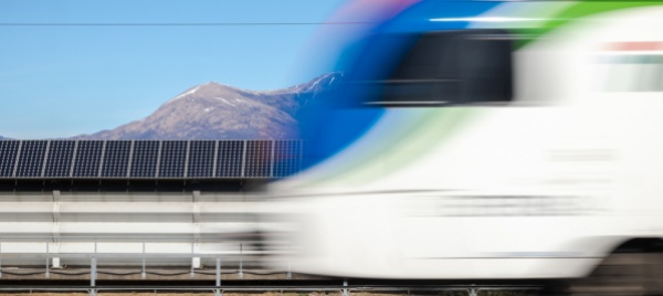 piu-pannelli-fotovoltaici-lungo-strade-e-ferrovie