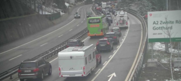 voglia-di-sole-e-vacanze-gia-12-km-di-coda-al-san-gottardo