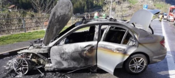 grosso-spavento-per-un-auto-divorata-dalle-fiamme-a-gurtnellen