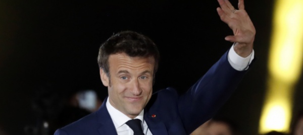macron-resta-all-eliseo-festa-alla-tour-eiffel