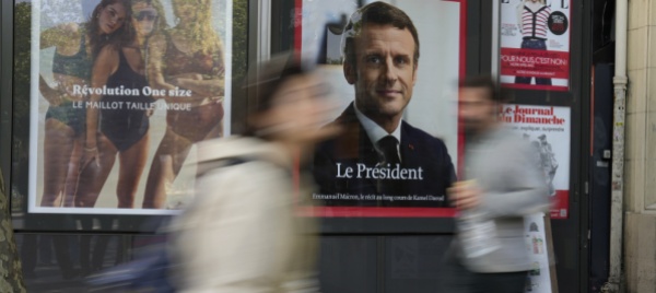 emmanuel-macron-surfista-sulle-crisi