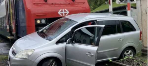 resta-incastrato-con-l-auto-tra-le-barriere-travolto