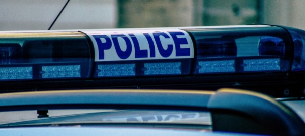 parigi-auto-prova-a-investire-polizia-agenti-sparano-2-morti