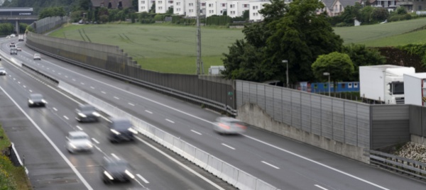 a-100-km/h-in-autostrada-buon-senso-sciocchezza-o-cerotto