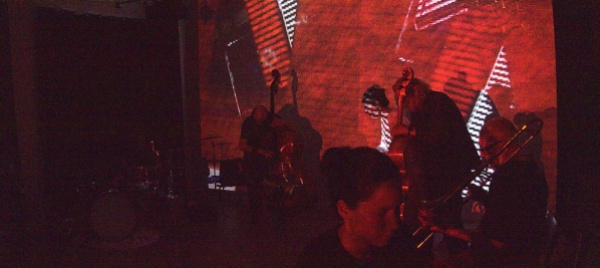 frequenze-libere-allo-spazio-elle-con-l-ensemble-sous-sol