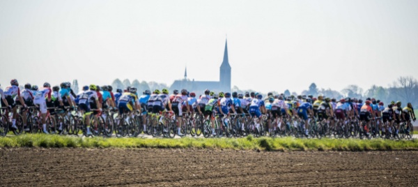 tom-pidcock-lancia-la-sfida-all-amstel-gold-race