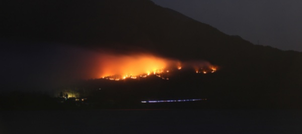 l-incendio-nei-boschi-di-colico-ha-ripreso-vigore