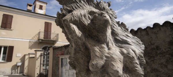 statua-di-alfonsina-storni-famiglia-e-ideatrice-contrarie