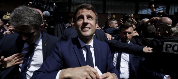 lancio-di-pomodori-contro-macron-durante-la-visita-al-mercato