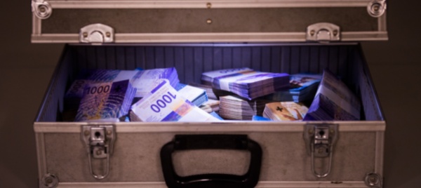 truffe-e-falsificazioni-per-oltre-450mila-franchi-condannato