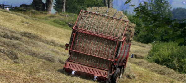 berna-un-29enne-muore-schiacciato-da-una-balla-di-fieno