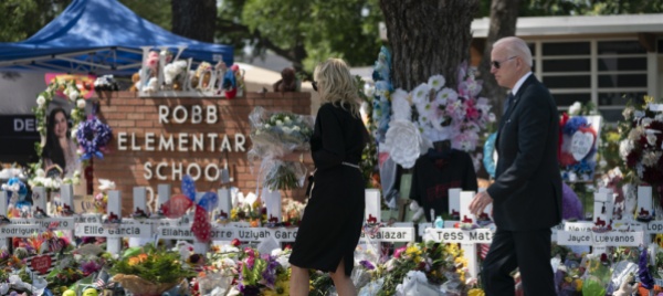 texas-joe-e-jill-biden-nella-scuola-del-massacro