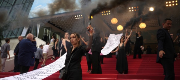 cannes-contro-i-femminicidi-protesta-sul-tappeto-rosso