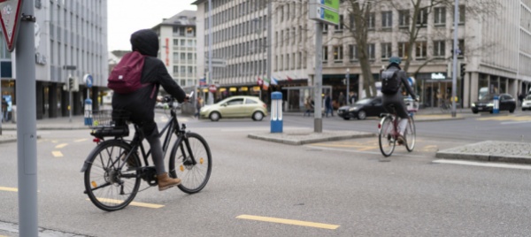il-casco-obbligatorio-fino-a-16-anni-non-convince-la-commissione