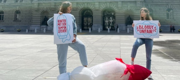 tampone-gigante-davanti-al-parlamento-per-assorbenti-meno-cari