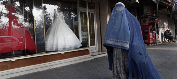 i-talebani-tornano-a-imporre-il-burqa-in-pubblico-alle-donne