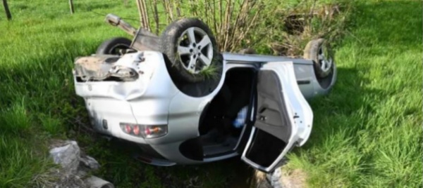 auto-finisce-la-sua-corsa-ribaltata-nel-letto-di-un-torrente