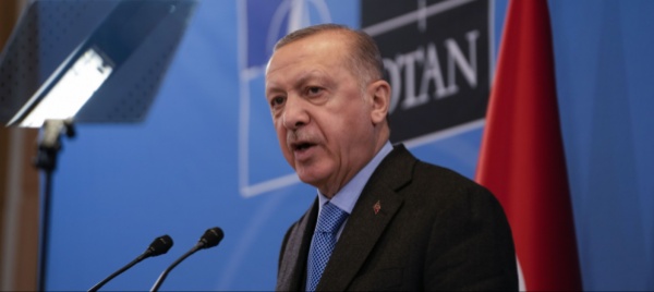 a-braccetto-con-erdogan-pur-di-avere-ragione