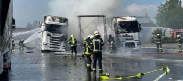 cinque-camion-in-fiamme-in-un-parcheggio-a-domdidier