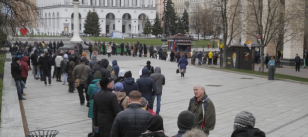nuovo-francobollo-patriottico-tutti-in-fila-in-ucraina