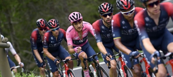 tappa-a-hirt-hindley-rosicchia-4-alla-maglia-rosa-carapaz