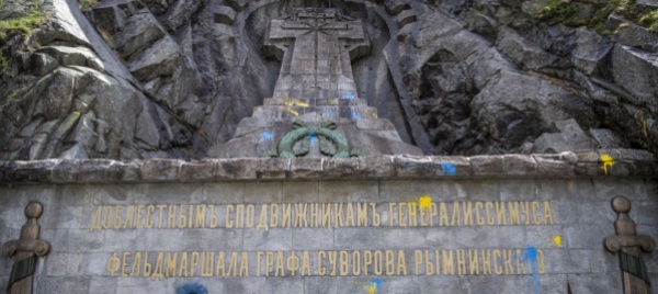 imbrattato-il-monumento-a-suvorov-nelle-gole-della-schollenen