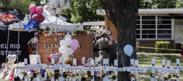 strage-di-uvalde-morto-di-dolore-il-marito-della-maestra-eroina