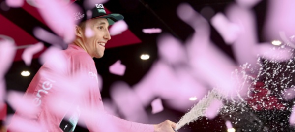 giro-d-italia-jai-hindley-nuova-maglia-rosa