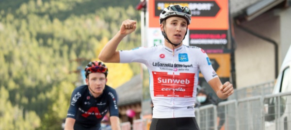 la-volata-a-sei-sul-blockhaus-premia-jai-hindley