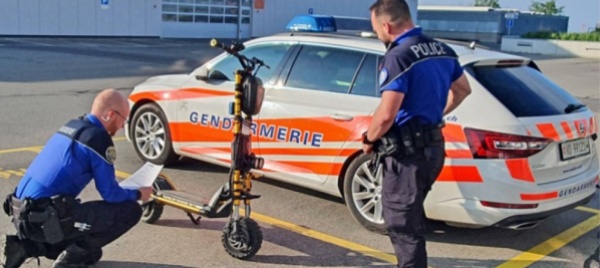 fermati-a-60km/h-in-due-su-un-monopattino-che-raggiunge-i-130