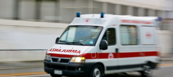 si-tuffa-nel-lago-di-como-e-non-riemerge-morto-17enne