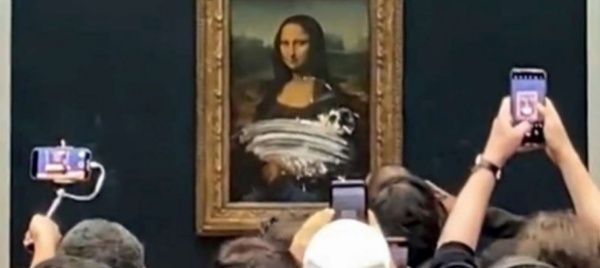 imbratta-la-gioconda-con-una-torta-per-la-salvezza-del-pianeta