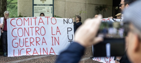 manno-proteste-davanti-all-azienda-dell-oligarca-russo
