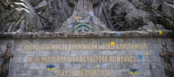 monumento-a-suvorov-imbrattato-e-dei-russi-lo-puliscano-loro
