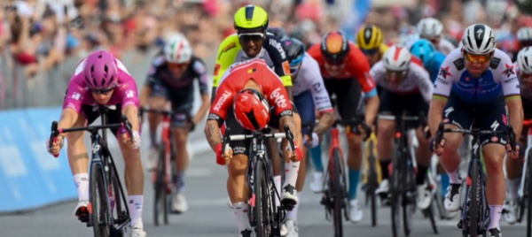 arnaud-demare-si-concede-il-bis-grazie-a-un-gran-colpo-di-reni
