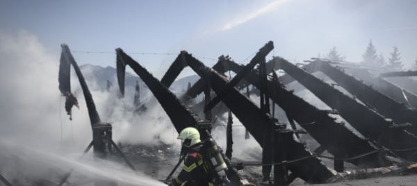 villaggio-vacanze-distrutto-dalle-fiamme-a-torgon