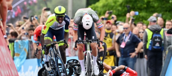 giro-d-italia-biniam-girmay-precede-van-der-poel