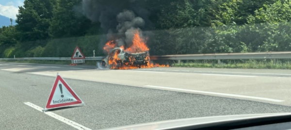 bellinzona-auto-in-fiamme-sull-a2-in-direzione-nord
