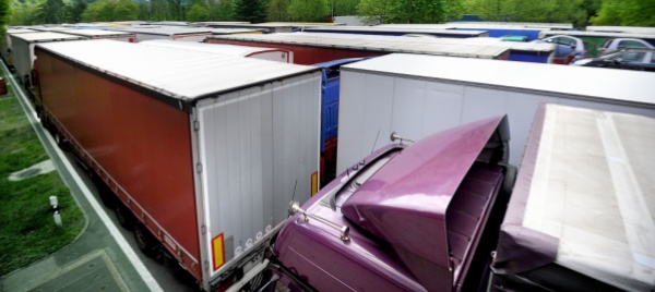 in-francia-gli-autotrasportatori-incrociano-le-braccia
