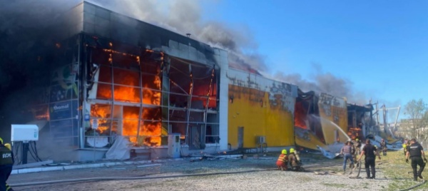 bombe-su-un-centro-commerciale-a-kremenchuk-almeno-dieci-morti